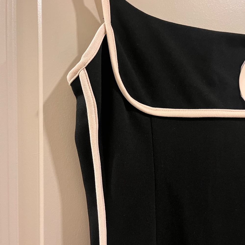Elegant Black Dress with Cream Accents - Picture 2 of 7